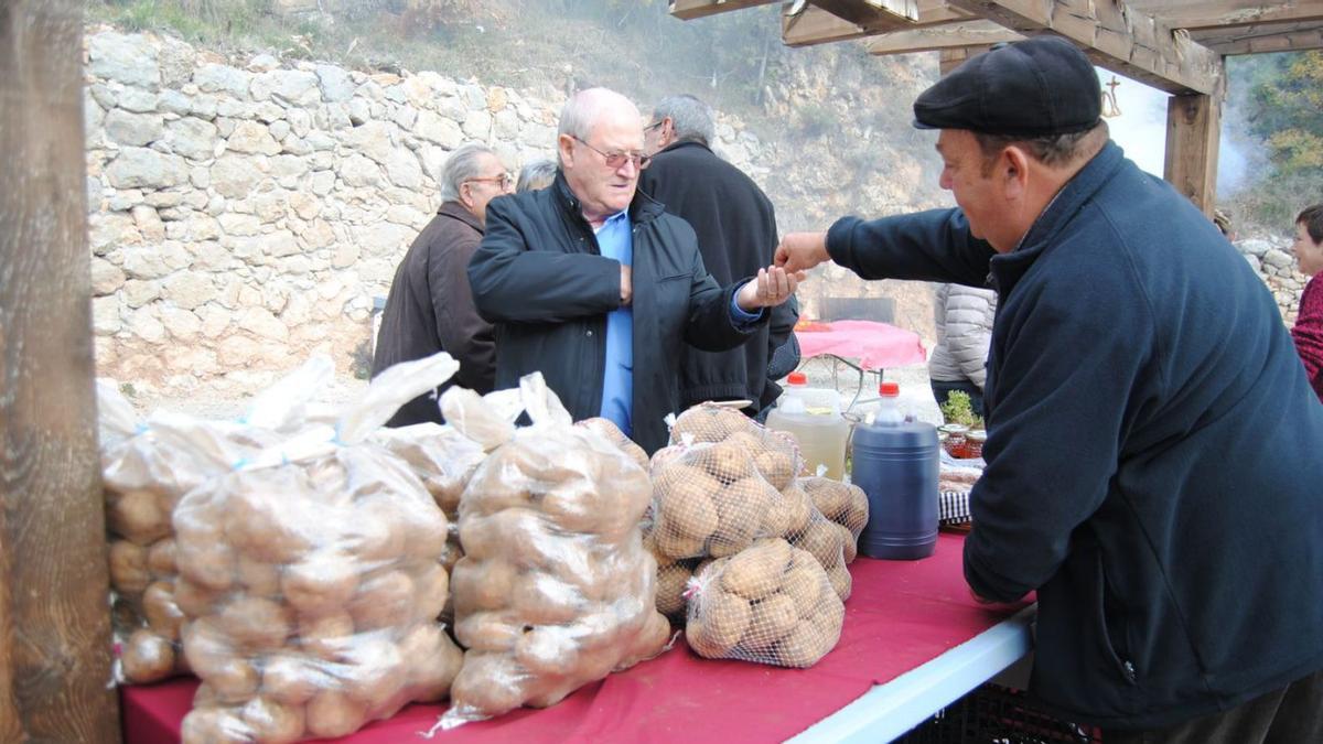 Les patates de muntanya són el gran atractiu del mercat | ARXIU/RICARD MONSÓ