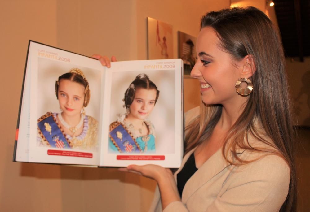 Anna Duggan, con el Libro Fallero de 2008 y su foto de cuando perteneció a la corte infantil de ese año.