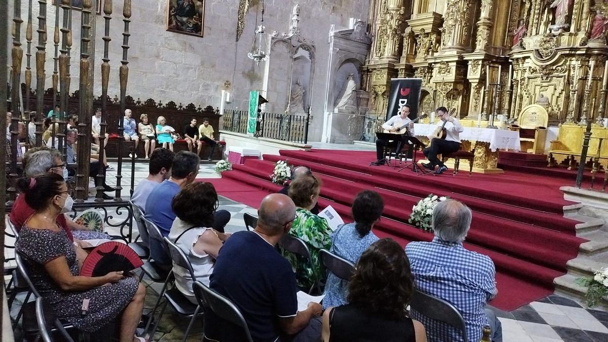 Dos guitarristas, durante uno de los conciertos impartidos en la pasada edición en la Catedral de Coria.