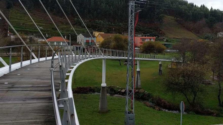 Torre eléctrica que el Concello soterrará para abrir la pasarela de O Seixedo.