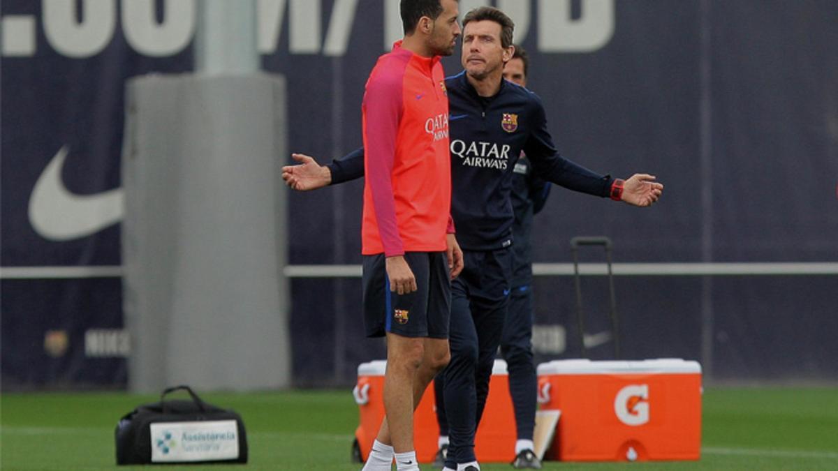 Juan Carlos Unzué y Sergio Busquets charlan durante el entrenamiento previo al Sevilla - Barça