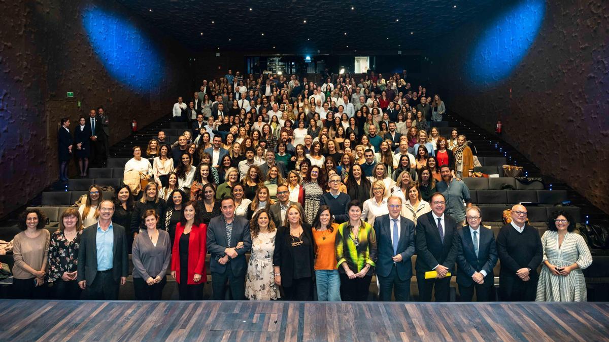 Autoridades y profesionales que participan en el programa Reincorpora durante la jornada celebrada en CaixaForum Madrid.