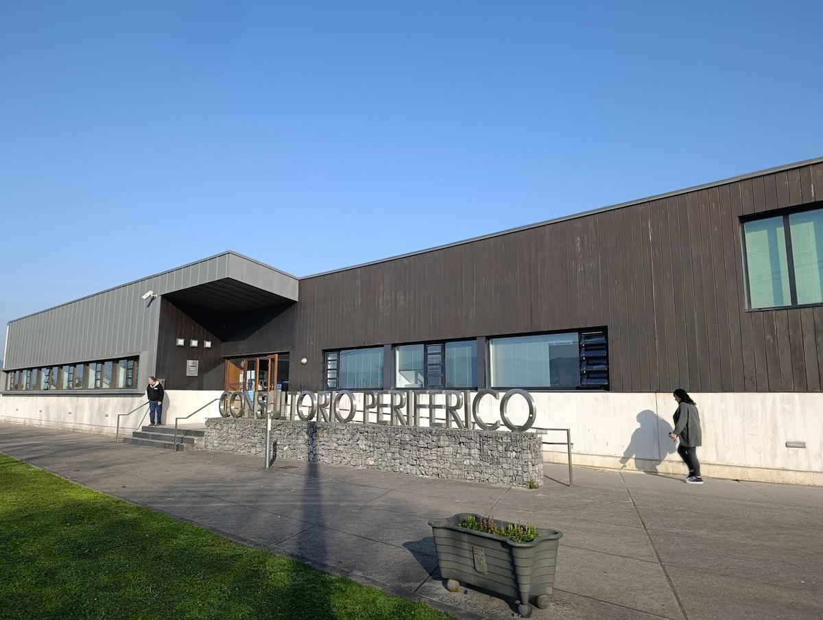 Exterior del consultorio periférico de Lugo de Llanera.