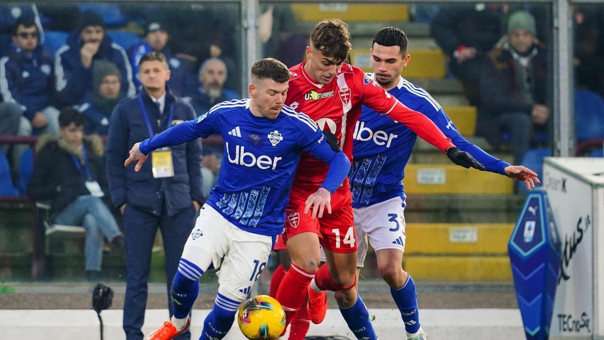 Alberto Moreno protege el balón en un partido entre el Como y el Monza en 2024.