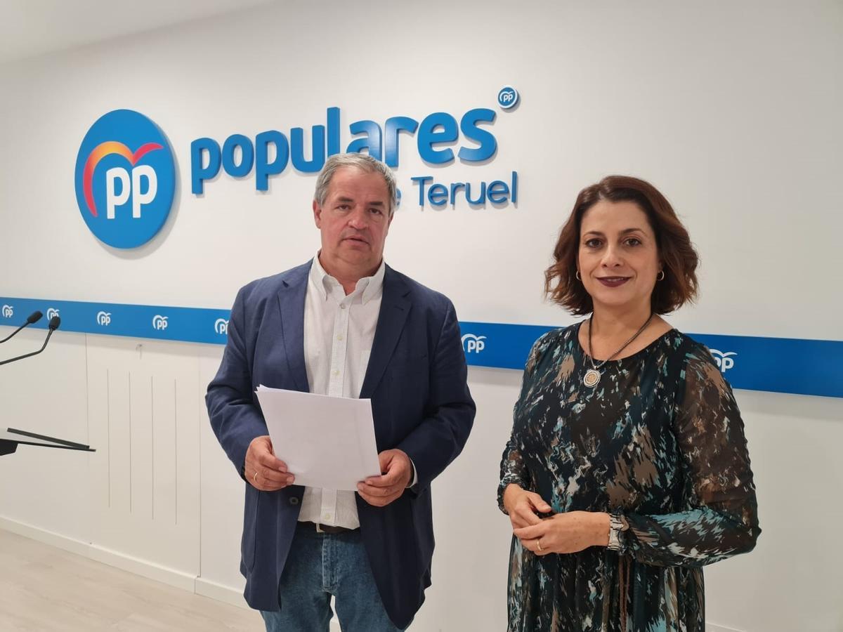 La alcaldesa de Teruel, Emma Buj, y Jesús Fuertes (PP).
