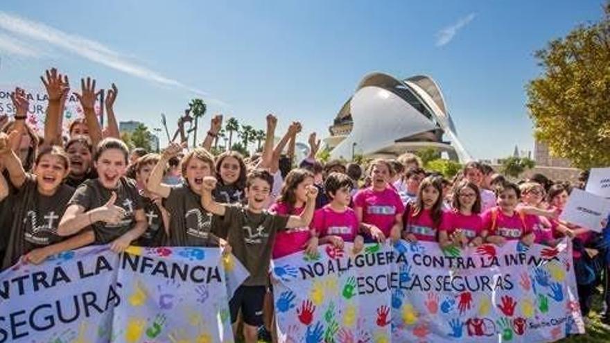 Escolares contra la guerra a la infancia