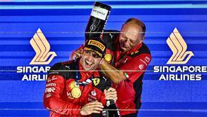 El jefe de Ferrari, Fred Vasseur celebra la victoria de Sainz en Singapur