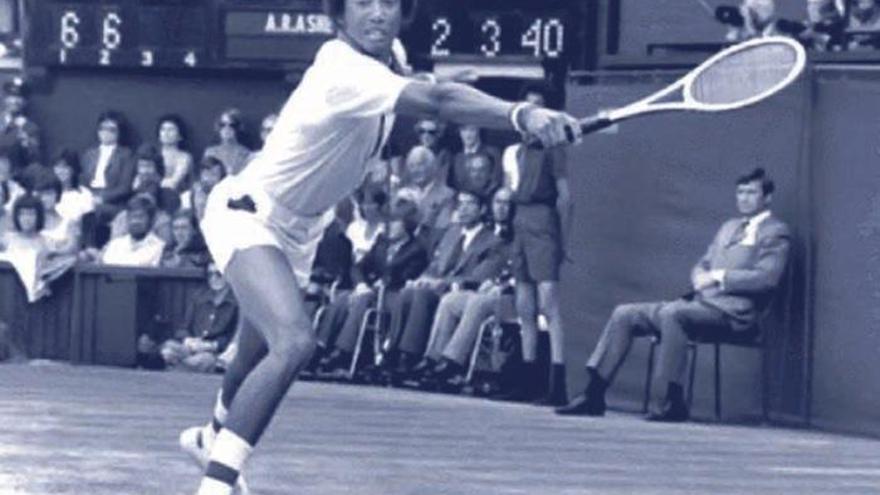 Arthur Ashe devuelve una bola, durante la final de Wimbledon ante Connors.