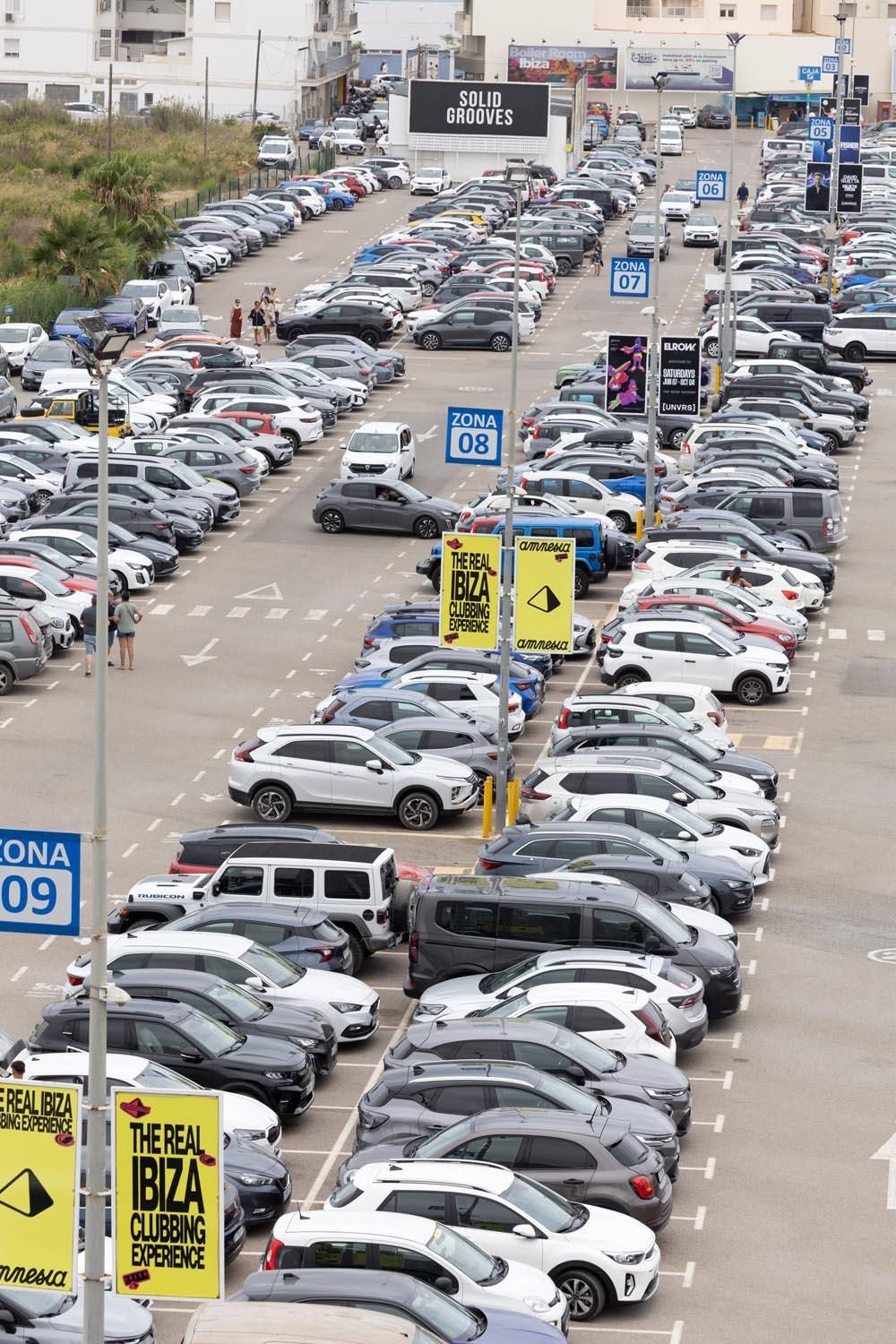 Todas las imágenes del atasco que colapsa la ciudad de Ibiza