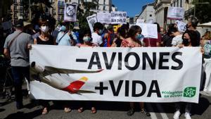 Cientos de personas protestan en Madrid contra la ampliación de Barajas
