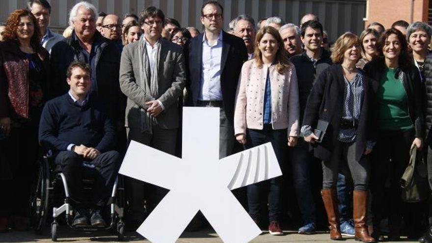 Puigdemont, al costat de quadres dirigents demòcrates com el bagenc David Bonvehí, primer per l&#039;esquerra