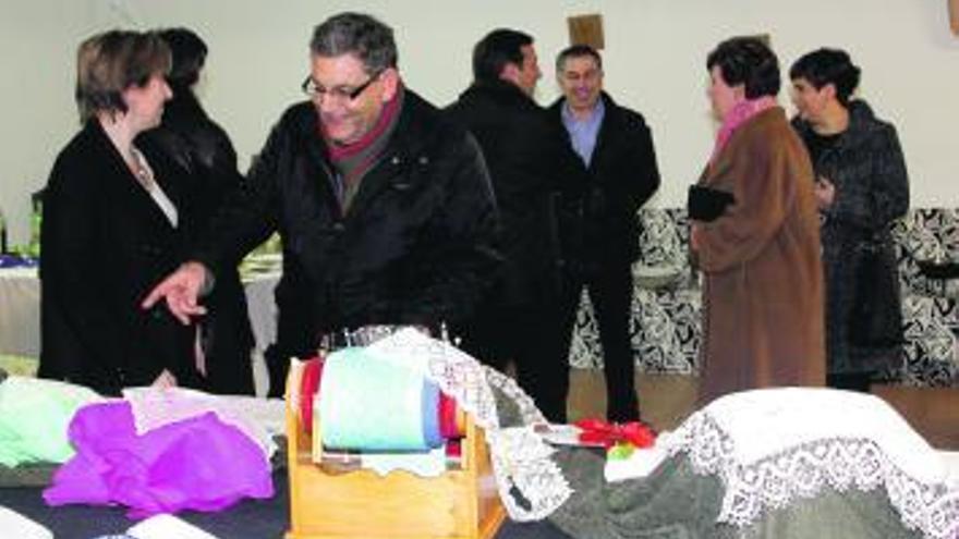 Un grupo de personas en la exposición organizada en Coreses.