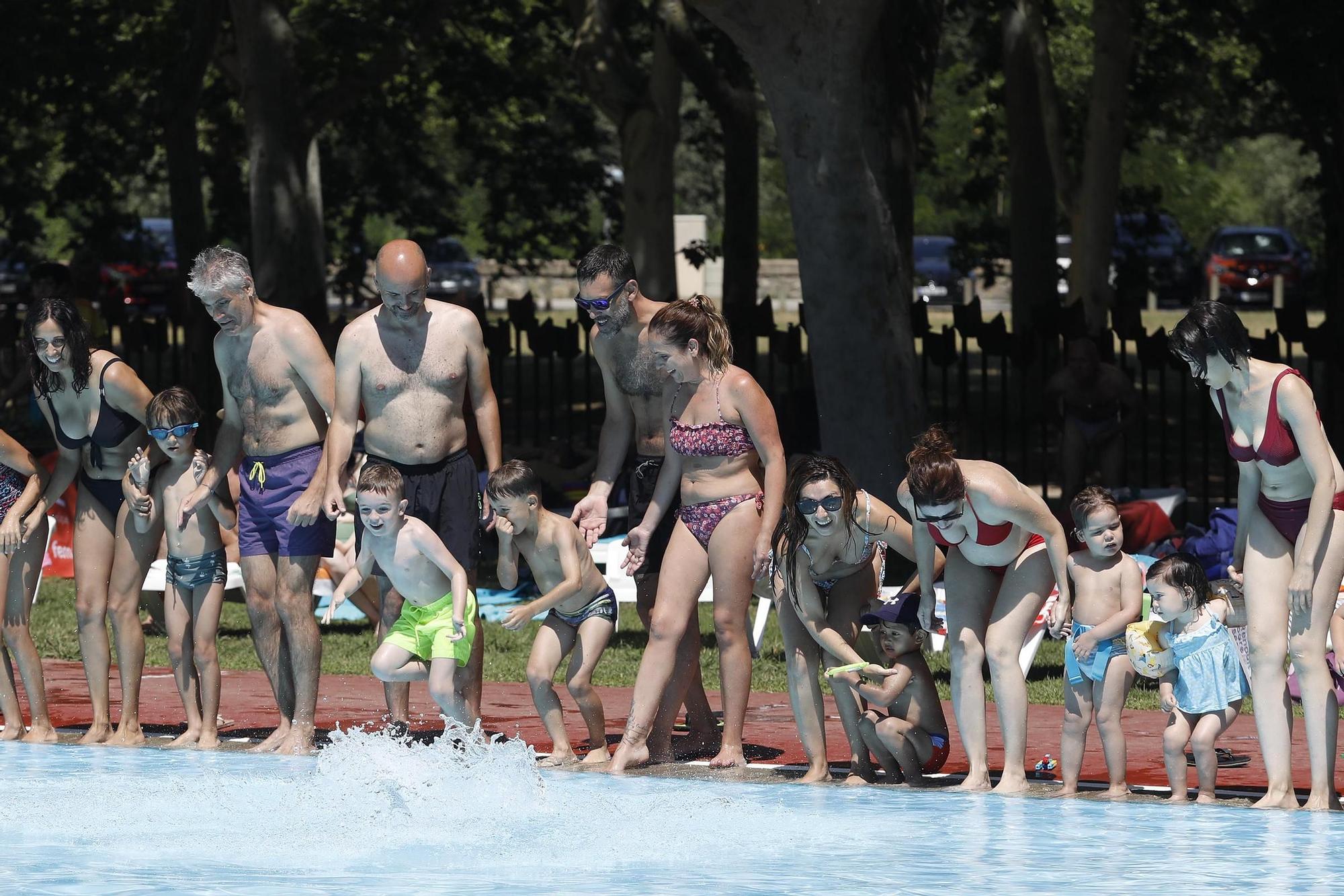 Les imatges de la 31a edició Mulla’t per l’Esclerosi Múltiple a la piscina municipal de la Devesa de Girona