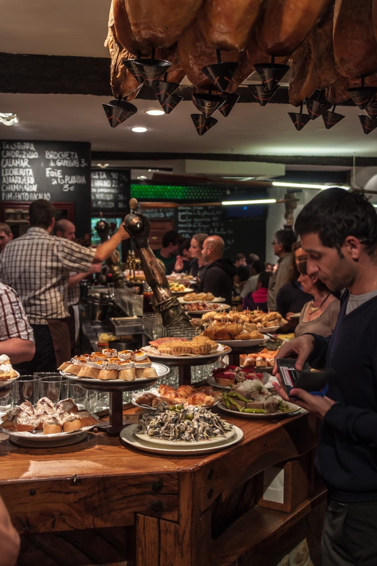 Típico bar de pintxos del País Vasco