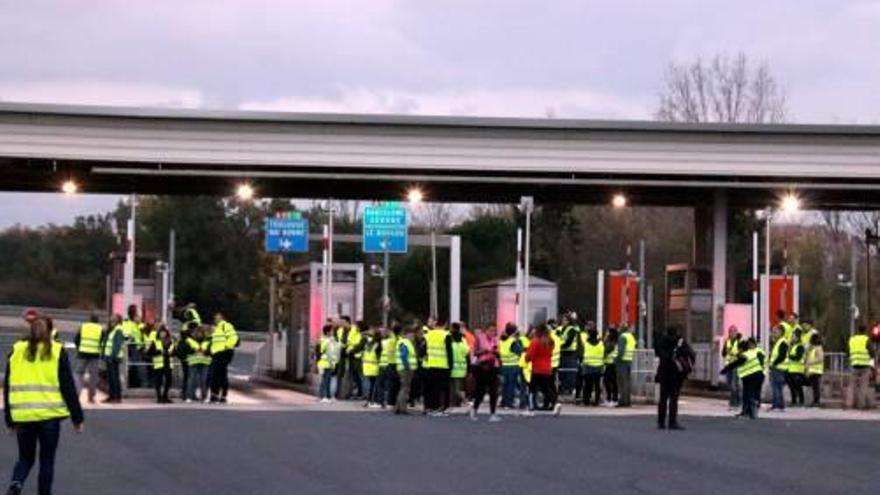Els transportistes aixequen les barreres dels peatges a la Catalunya del Nord