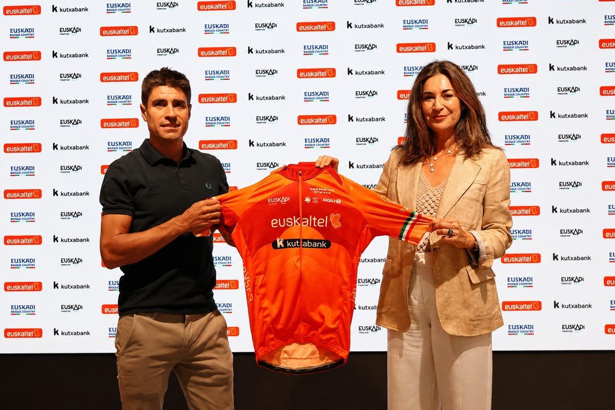 Mikel Landa junto a Luz Usamentiaga, presidenta de Euskaltel.