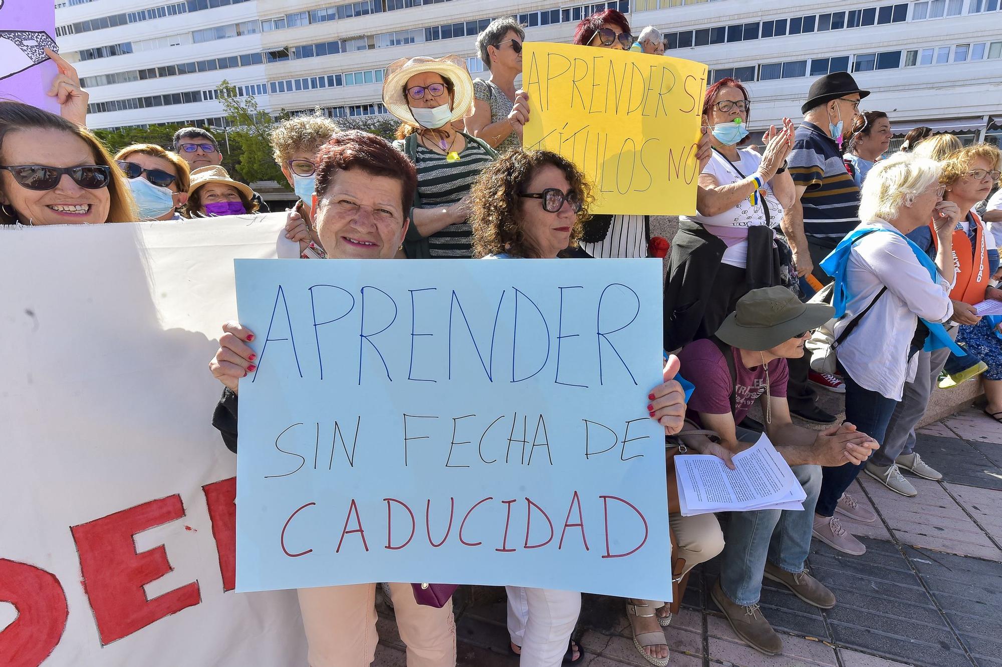 Manifestación contra el recorte en la educación para mayores