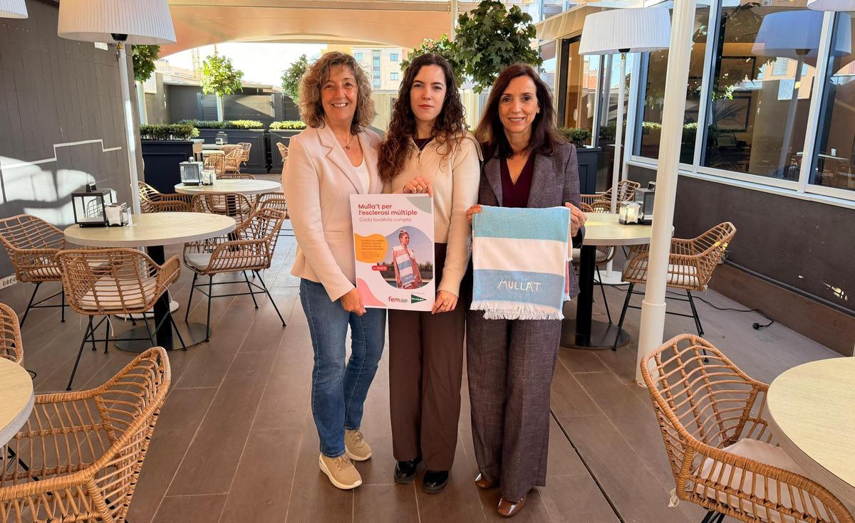 Carme Vàzquez, directora d'El Corte Ingés Girona, Anna Vasco Huguet, jove diagnosticada d'esclerosi múltiple creadora de l'EMpodera't, i Montse Prats, directora del centre de la FEM a comarques gironines.