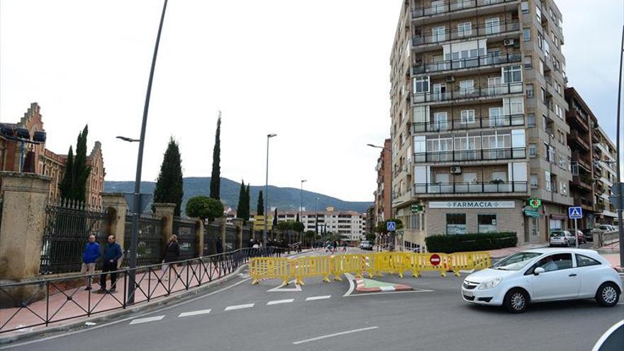 La avenida de La Salle seguirá cortada ante el riesgo de más desprendimientos