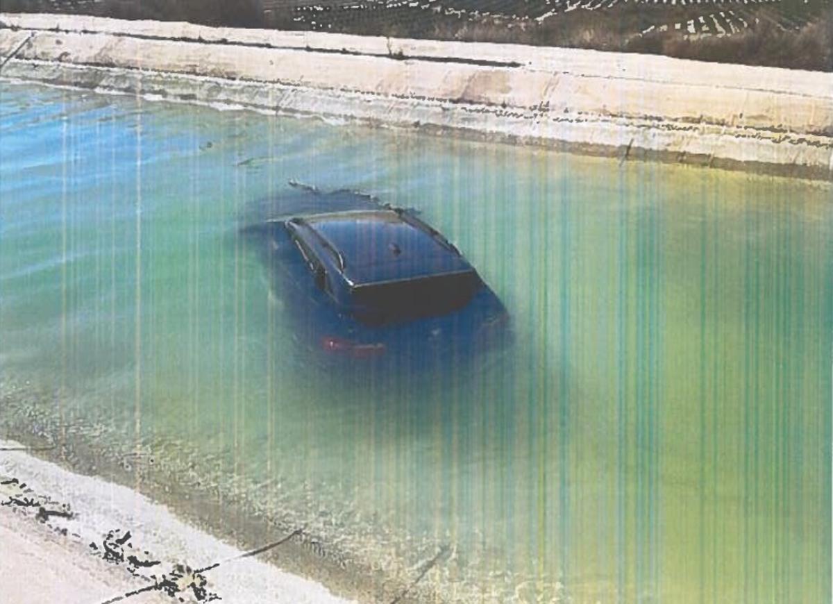 Coche arrojado por la banda al canal del trasvase cerca de Los Montesinos.