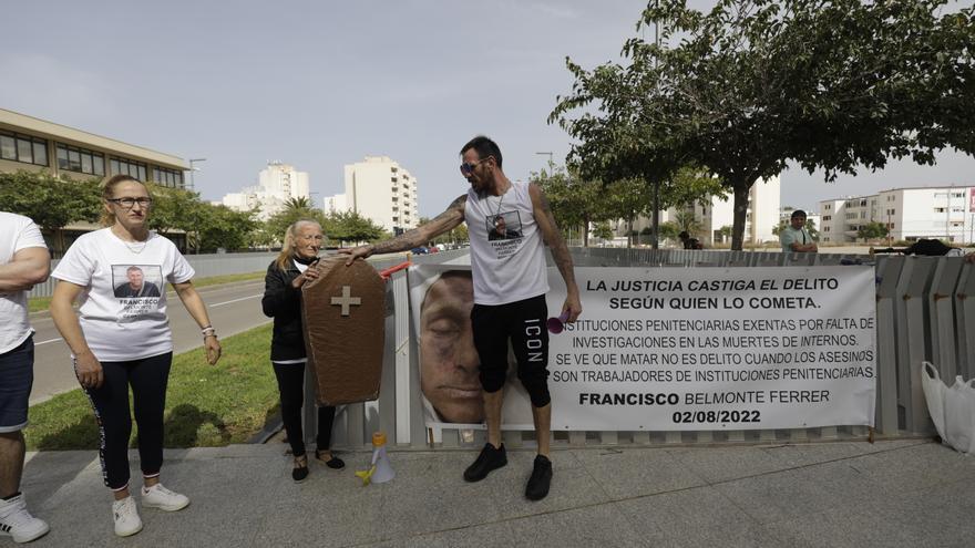 Protesta frente al Palau de Congresos para exigir la investigación por la muerte de un preso