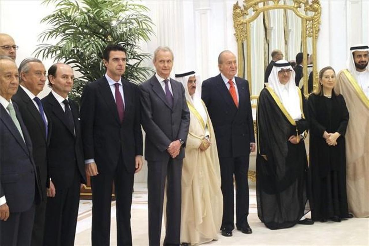 El rei Joan Carles i la delegació espanyola, amb el president de la Saudi Railway Organization (SRO), Mohammad Khaled al-Suwaiket (al centre), durant la presentació del projecte del tren d’alta velocitat (AVE) la Meca-Medina. El rei Joan Carles i la delegació espanyola, amb el president de la Saudi Railway Organization (SRO), Mohammad Khaled al-Suwaiket (al centre), durant la presentació del projecte del tren d’alta velocitat (AVE) la Meca-Medina.