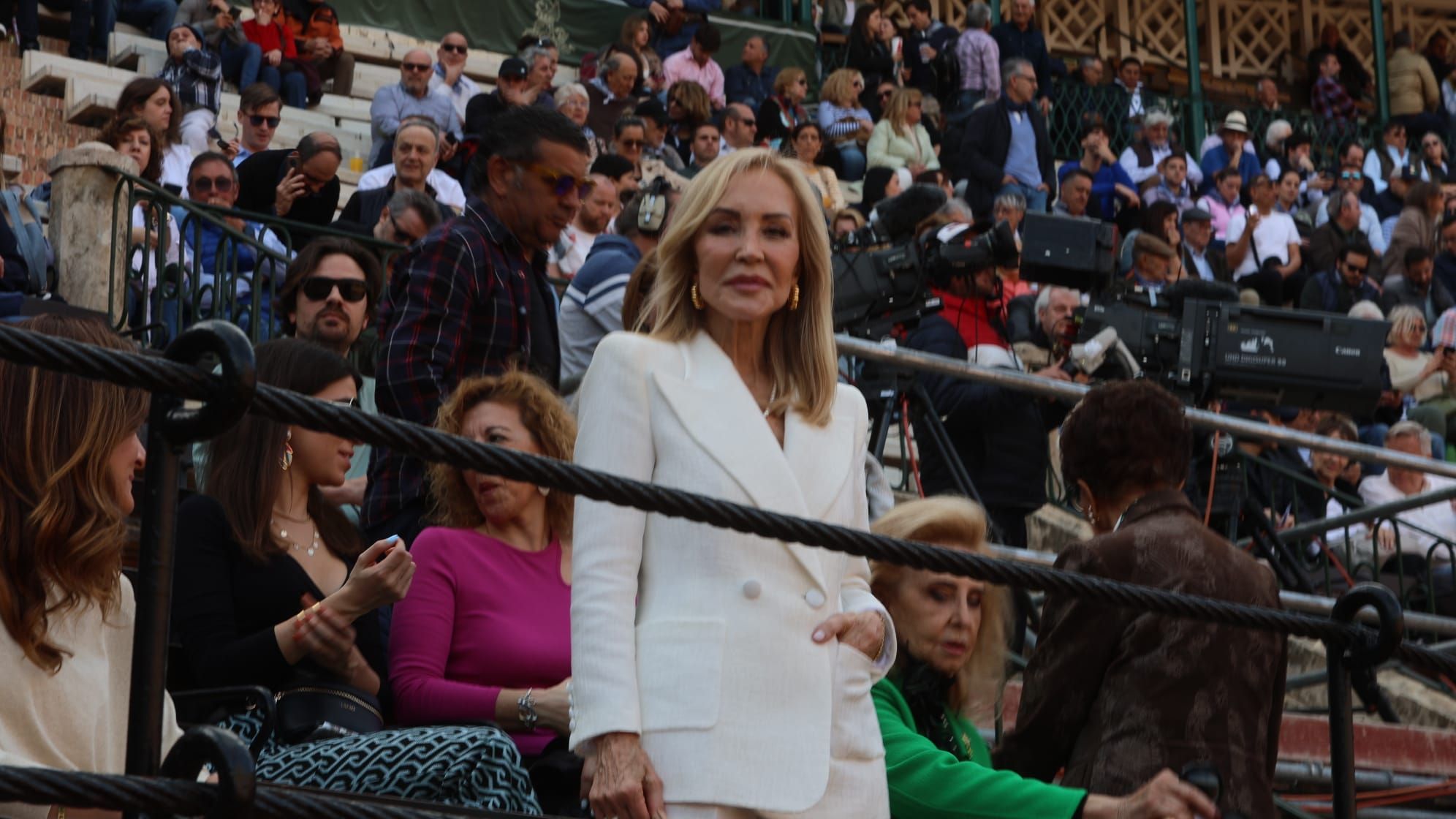 Vicente, Carmen Lomana y Enrique Ponce en la corrida de toros del 16 de marzo en València