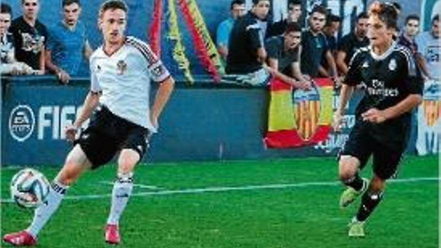 Quezada (dreta) jugant amb el juvenil del Madrid contra el València.