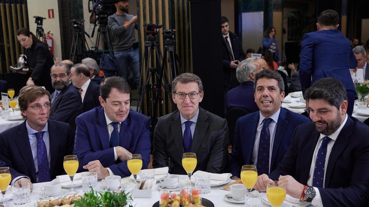 El líder del PP, Alberto Núñez Feijóo, junto a los presidentes de Castilla y León, la Comunidad Valenciana, la Región de Murcia y el alcalde de Madrid.