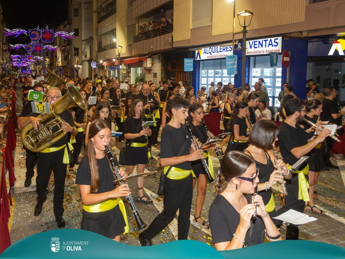 Oliva vive con la máxima pasión las fiestas de Moros i Cristians 2026: Vecinos y turistas disfrutan de la espectacularidad de los actos