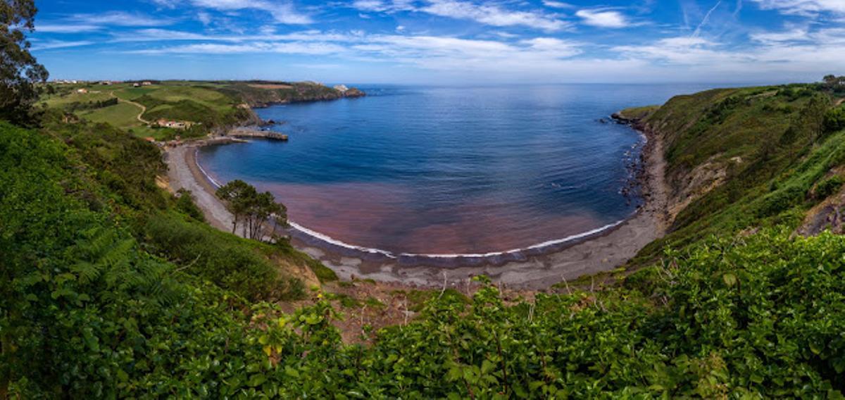 El "mar rojo" de la playa asturiana de Llumeres