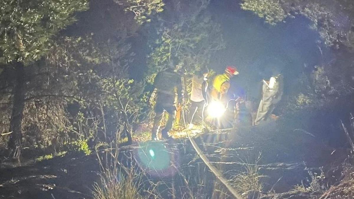 Un momento del rescate por parte de bomberos y policías.