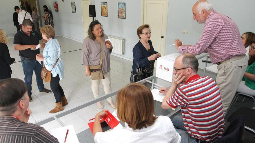 Votantes en Ourense. // Iñaki Osorio