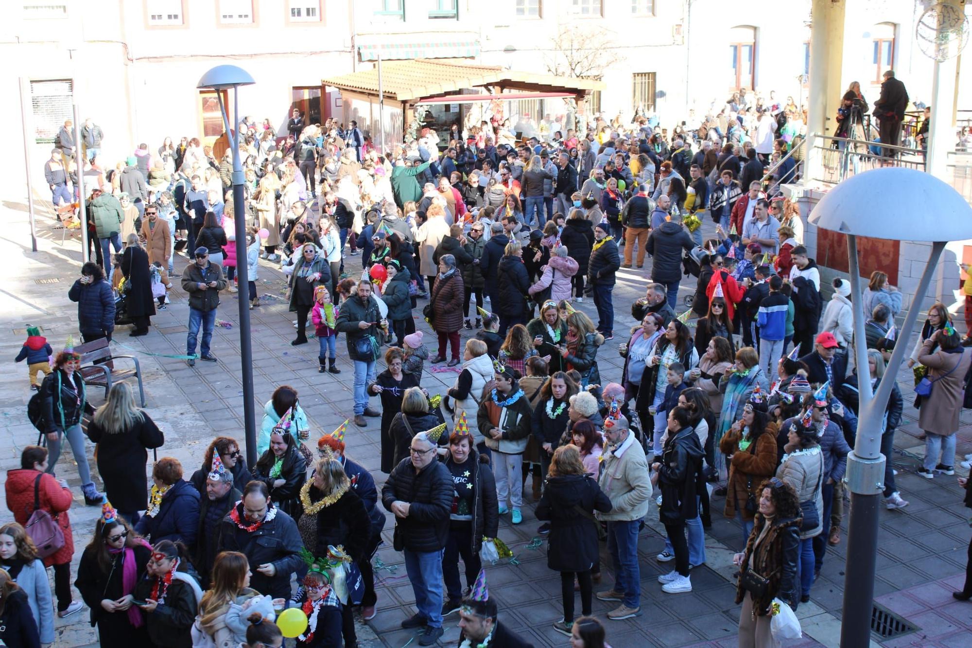 Así fue la Nochevieja anticipada en San Martín del Rey Aurelio: cientos de personas dieron la bienvenida al 2024 a las 12.25 del día 30