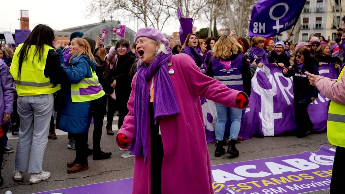 Una participante a la manifestación del 8-M grita justo antes de comenzar.