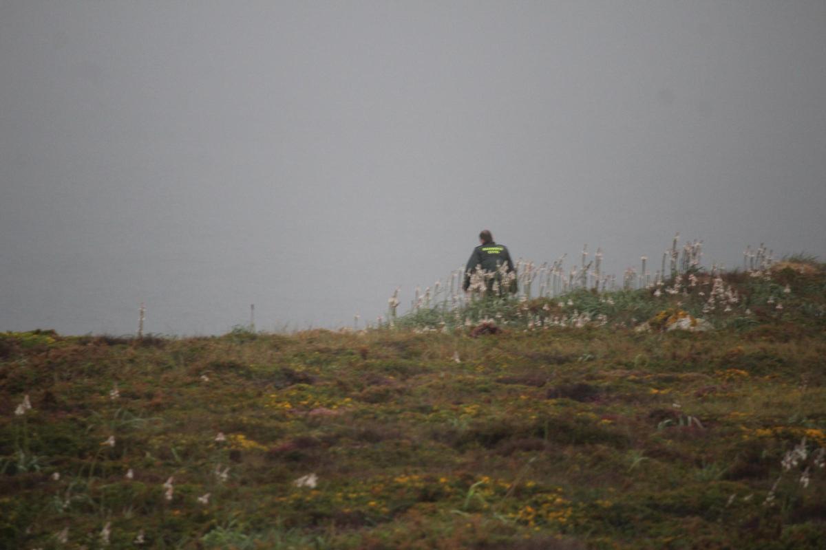 En imágenes: intenso operativo de búsqueda en la costa de El Franco para dar con un pescador francés