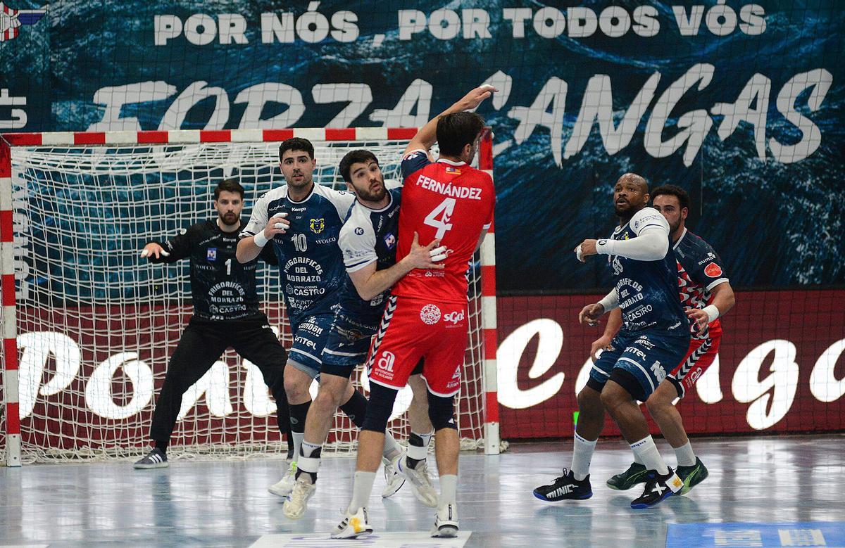 Una acción defensiva del Frigoríficos del Morrazo en el partido ante el EON Alicante.