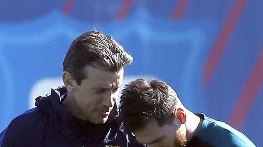 Unzué habla con Messi, en un entrenamiento del Barça. // A. Estévez