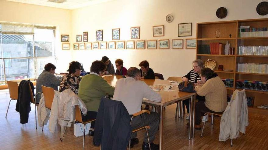 Uno de los talleres de memoria para mayores en el Centro Social do Mar. // G.N.