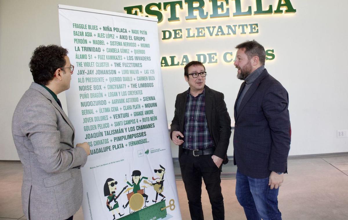 Rafael Gómez-Vizcaíno (c) le muestra el cartel a Manuel Cebrián (ICA) y Yayo Delgado (Estrella de Levante). | J. C. CAVAL