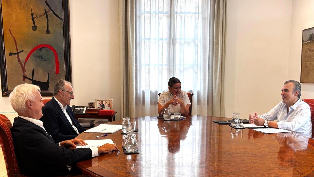 FOTO DE LA REUNIÓN EN CONSOLAT UMAC Y PROHENS