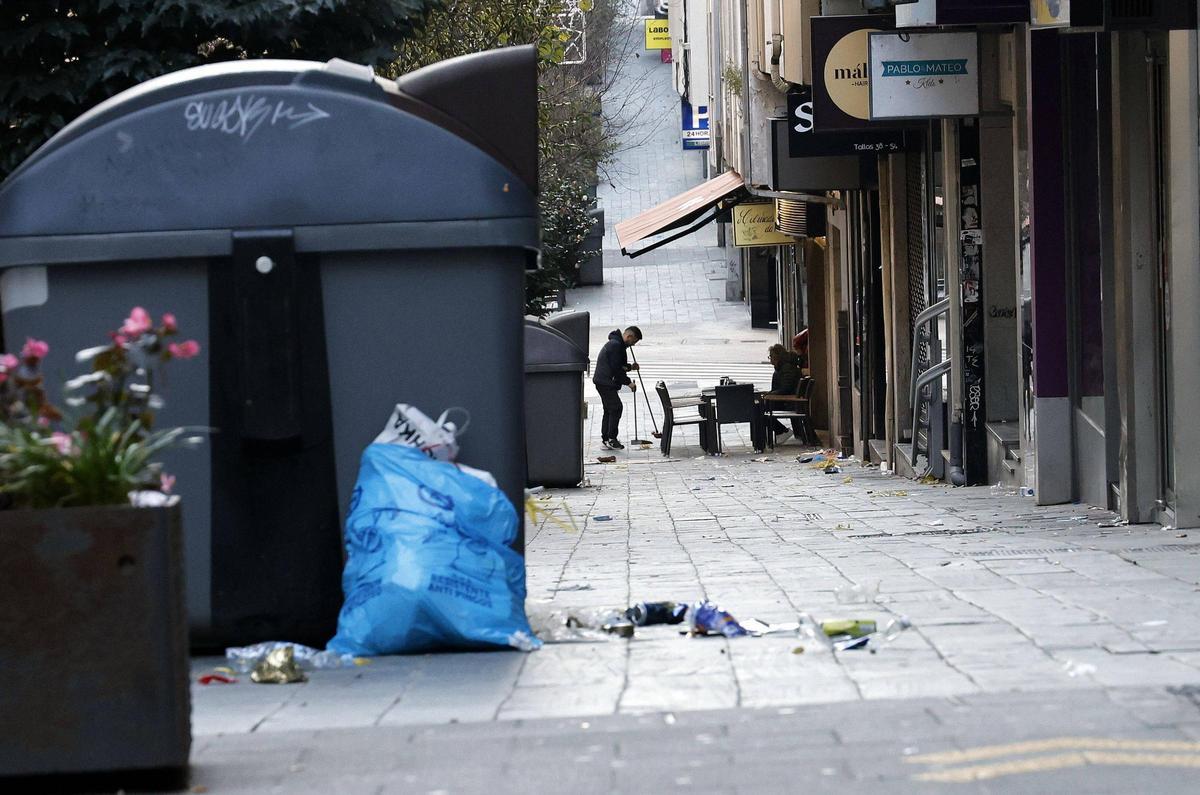 Basura acumulada en una calle de Santiago, este miércoles, tras la celebración de Fin de Año.