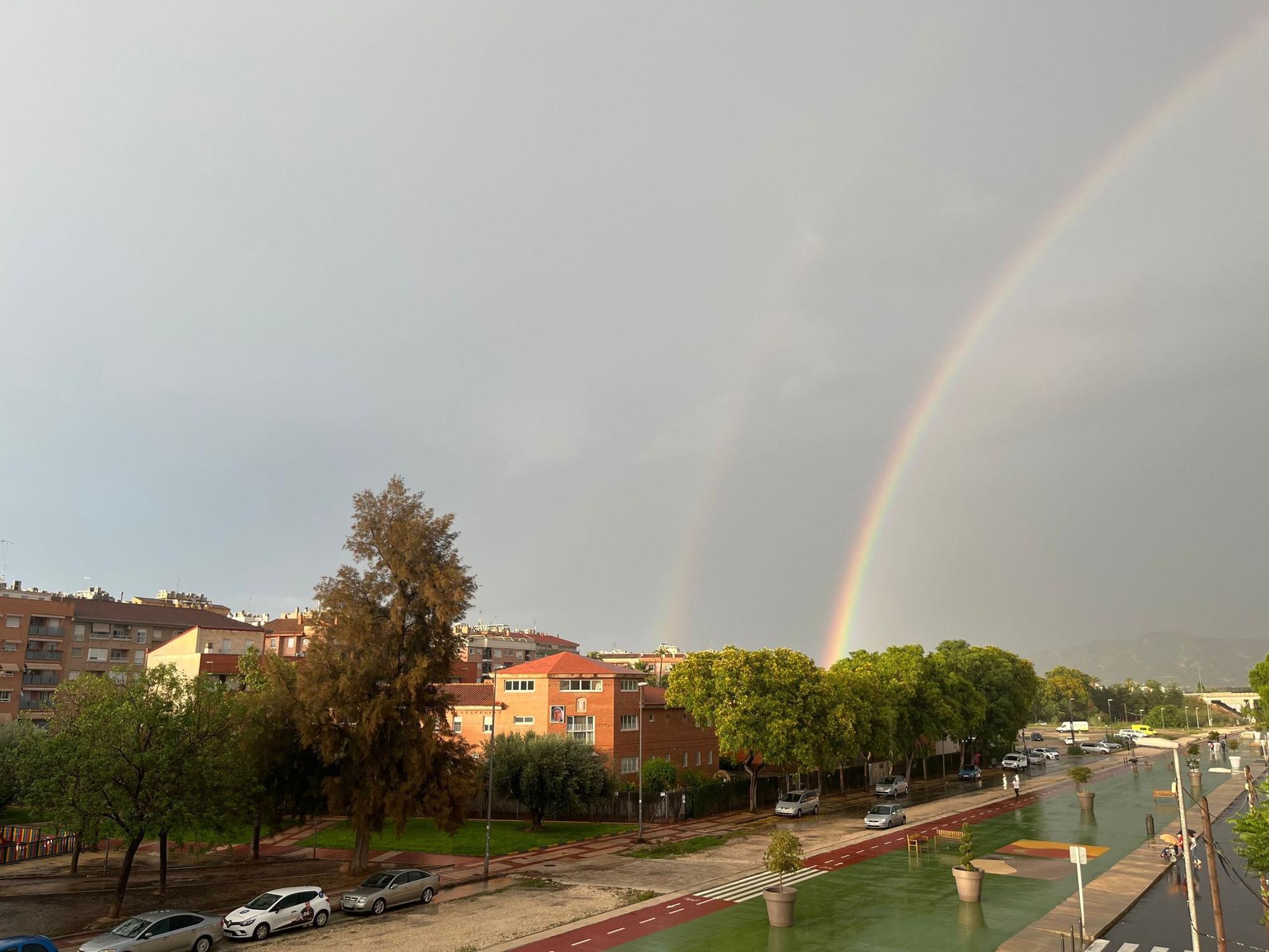 Las impresionantes imágenes del arcoíris que ha dejado la tormenta en Murcia