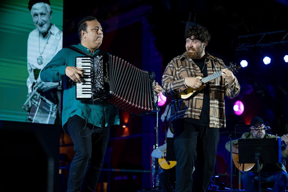 Gáldar convierte la Plaza de Santiago en una gran fiesta canaria