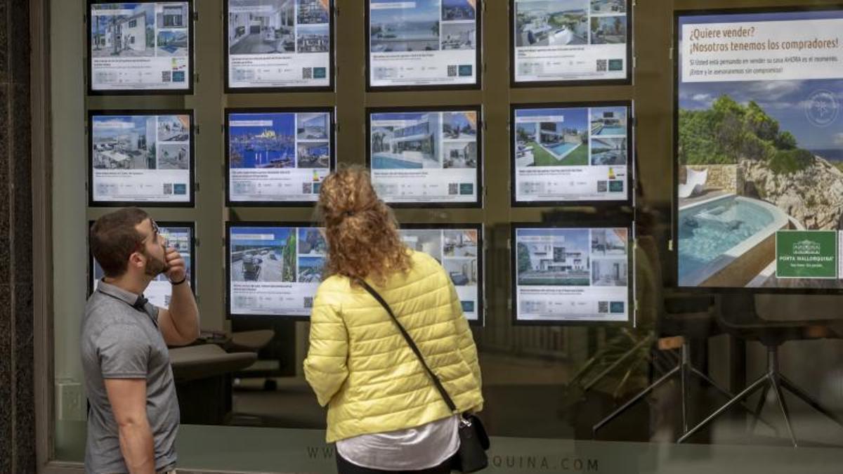Ofertas de viviendas en una agencia inmobiliaria