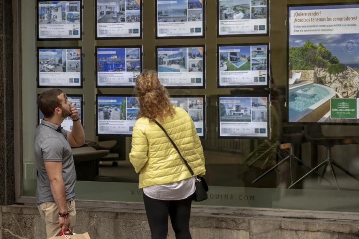 Ofertas de viviendas en una agencia inmobiliaria