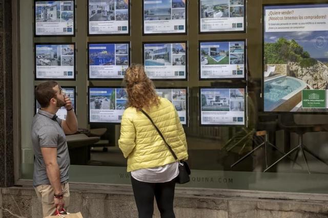 Ofertas de viviendas en una agencia inmobiliaria