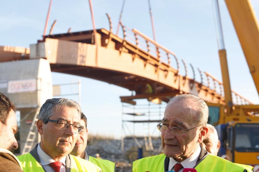 Comienzan a instalar la nueva pasarela de madera del Guadalhorce