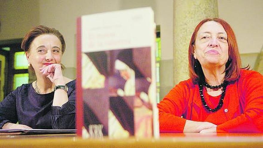 Mercedes Álvarez, izquierda, y Carmen Gómez Ojea, con la novela ganadora del premio «Asturias».