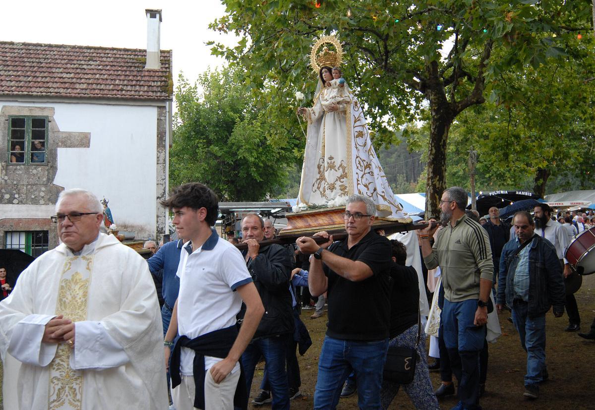REQUIAN A ESTRADA. ROMERIA MILAGROS REQUIAN GONZALO LOUZAO Y JOSE LOPEZ COMIENZO CURSO POLITICO